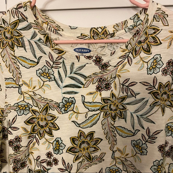 Old Navy - Women’s Floral Printed Tshirt in Size Large. Great condition. - Picture 2 of 3